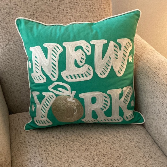 Pottery Barn Teen New York Big Apple Pillow with Insert - Picture 1 of 5